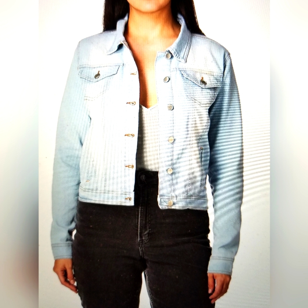 LIKE NEW DOLLHOUSE WOMENS DISTRESSED JEAN JACKET TEHYA LIGHT BLUE JEAN J…